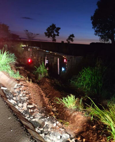 Imagem da notícia Bi-trem tomba ao desviar de caminhão carregado de madeira com problemas mecânicos; MS-316 entre Paraíso das Águas e Costa Rica